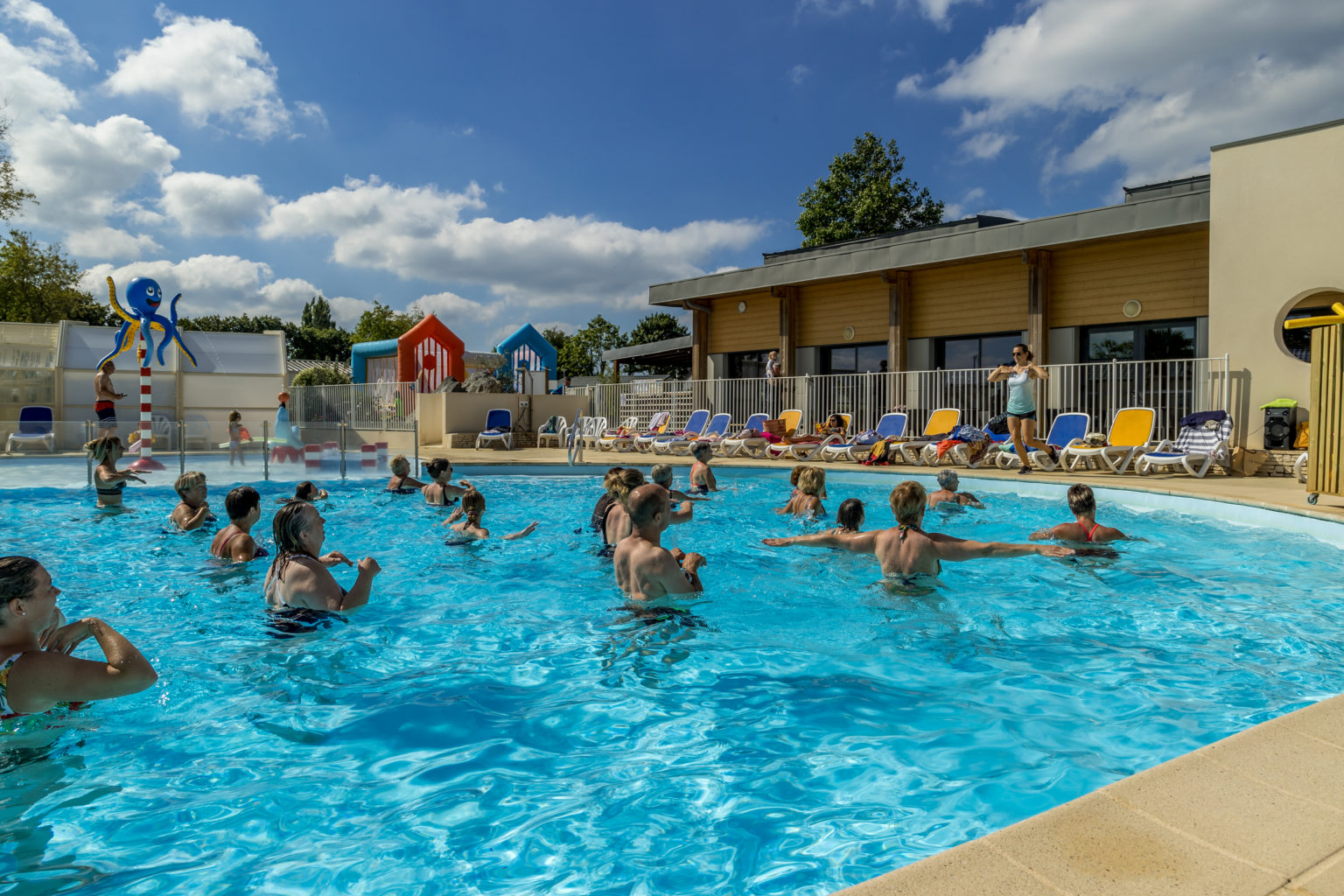 Séance d'aquagym dans le bassin extérieur du camping Domaine de Pendruc, Finistère sud