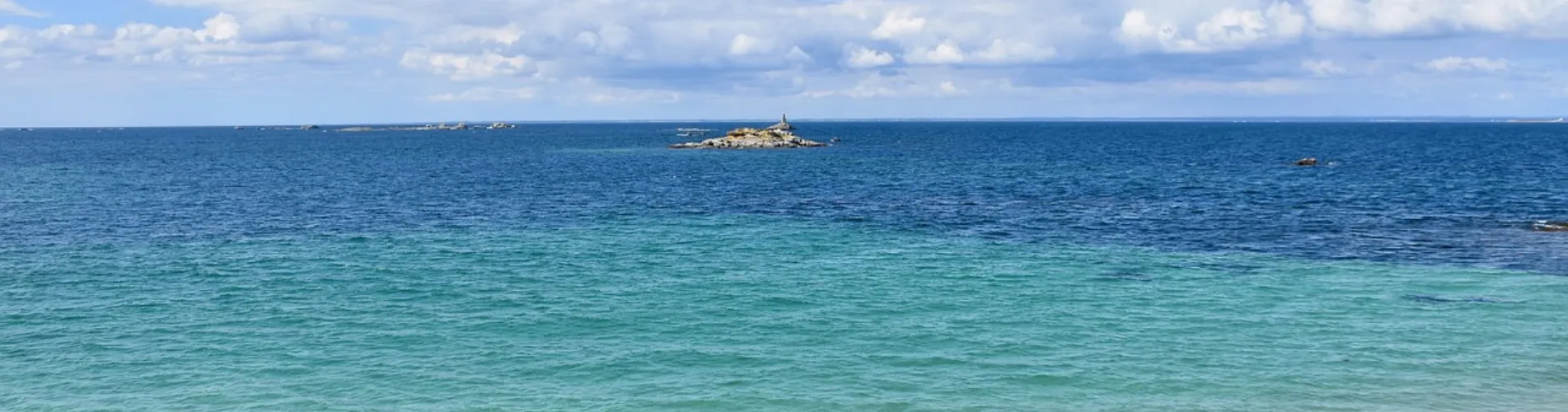 türkisfarbenes Wasser Insel Bretagne Süden