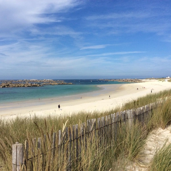 Bretonischer Sandstrand mit Dünen und Meer