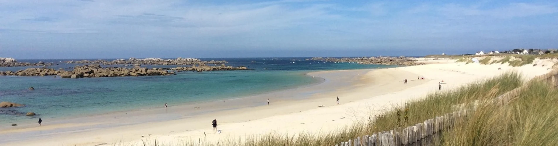 Bretonischer Sandstrand mit Dünen und Meer